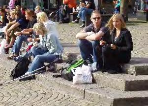 Mölneforsen anspelar på Mölndals historia och koppling till Mölndalsån och Kvarnbyn. Den utgör dessutom en spännande attraktion och lekmöjlighet.
