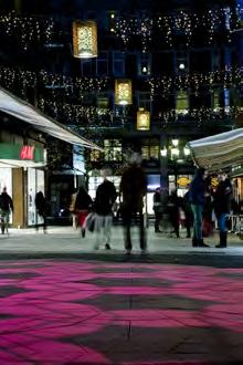 Denna understryker karaktären av stadsgata snarare än köpcentrum. MEDBORGAREGATAN Den centrala delen och ytorna närmast fasad och skyltfönster hålls fria från möblering.