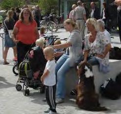 entréer. I trapplopp, murar och ramper placeras sittkuber av granit som blir spontana sitt- eller hängmöjligheter för passerande besökare.
