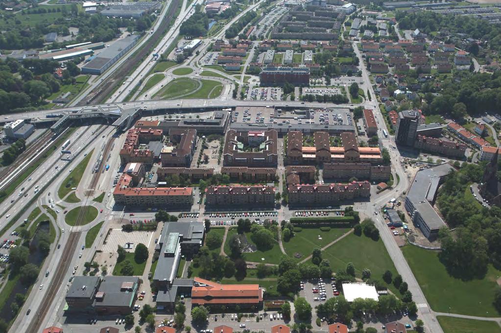 på gatan upplever att det finns människor som ser en. Hörnlägen bör ges särskild omsorg. Inslag av grönska i fasader, på tak, gårdar och i gatumiljön mjukar upp och ger ett mer livfullt intryck.