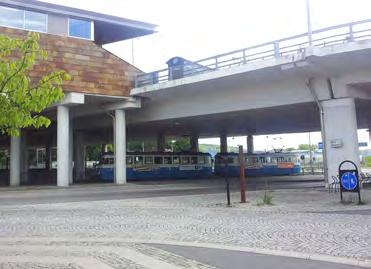 Knutpunkten/Mölndals bro + - Kvalitéer och brister: Sammanhållen och stark arkitektur som på ett föredömligt sätt annonserar Mölndal mot