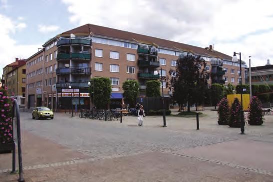 De nedre våningarna medger fortsatt centrumändamål med bland annat handel, kontor och vårdcentral.