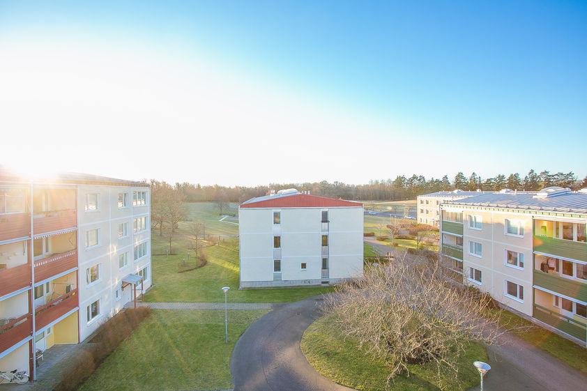 Välkommen till Djurängen Djurängsvägen 72 B PRIS: 535 000 kr, månadsavgift 2 550 kr. STORLEK: Boarea 39 m 2. 1 rum och kök. Våningsplan 3 av 3. Hiss finns ej.