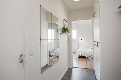 Välkommen in till Djurängsvägen 72 B Den här bostadens HALL är rymlig och erbjuder fina förvaringsmöjligheter i form av tre garderober med överskåp.