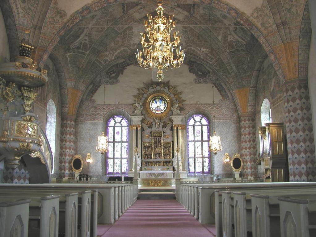 Ljusdals kyrka, Gävleborgs län 5 långhusvägg utnyttjades i den nya byggnaden som utökades mot norr och öster till en salskyrka med tre stjärnvalv, samt försågs med en sakristia mot norr.