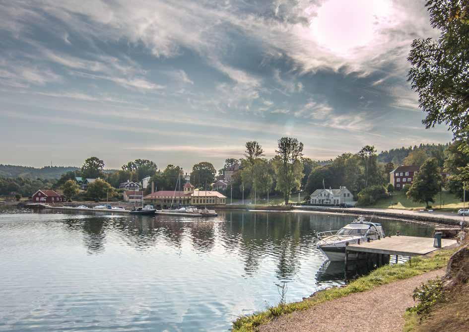 STRANDPROMENADEN är Uddevallas stolthet med det spektakulära trädäcket som smyger sig runt de branta bergväggarna längs havslinjen.