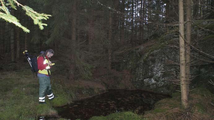 Ill. 6. Damm invid bergssida (naturhänsyn nr 4). Generell hänsyn Ett antal värdefulla naturelement och små biotoper som anges nedan finns spridda över området.