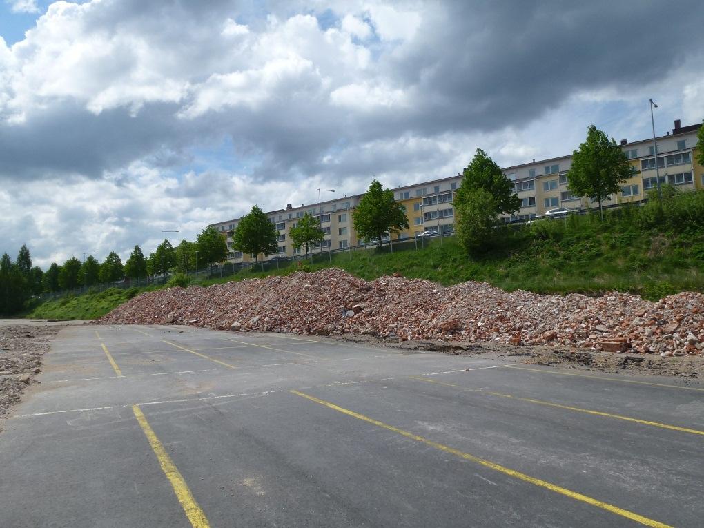 Foto 2 (20130529) Upplag av rivningsmaterial nedanför slänten mot Barnarpsgatan, högen är upp till ca 45m hög. Väster om den nu rivna järnvägen är jorden främst naturligt lagrad.