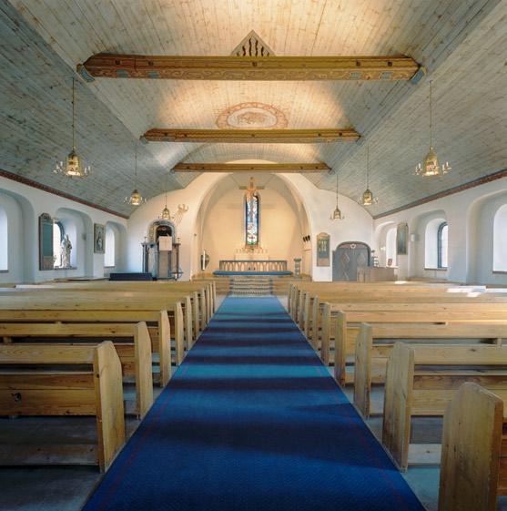 enskede kyrka 5 lad dekor i form av s k Lutherrosor, ett motiv som återkommer på flera håll i kyrkan. På väggen är målat en minnestavla med en text om och avbildning av kyrkan.