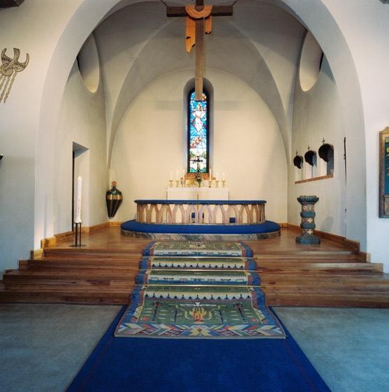 6 enskede kyrka Koret med dopfunt t h och piscina t v. för. Taket är kryssvälvt och är liksom väggarna vitputsade, trägolvet är lackat.
