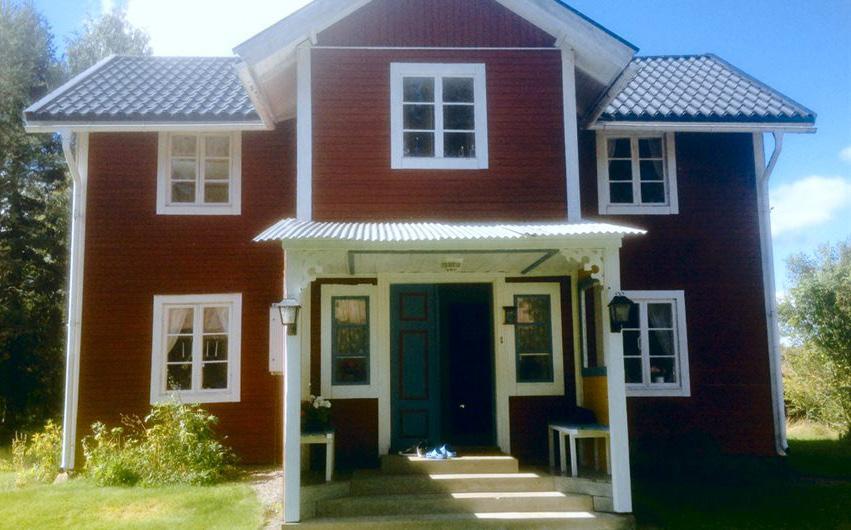 11-kaffe torsdagar i Församlingshemmet, Järna Nyinkommet i Nås Fritidshus på 3 rum och kök Varsamt renoverat Gäststuga med badrum Uthus, jordkällare Avskiljt läge Träffas