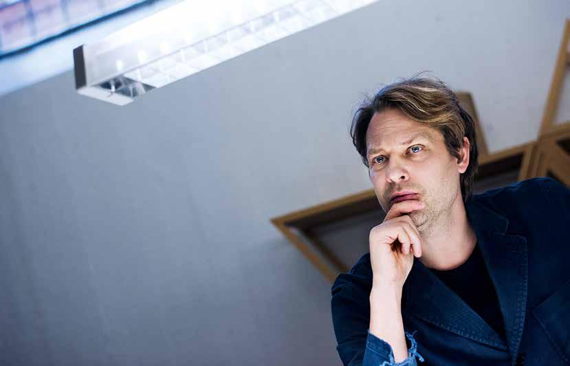 redrik Stenberg växte upp i Uppsala, utan påbrå från arkitekter eller konstnärer. Han byggde mycket Lego, skapade fantasivärldar och försjönk i historiska böcker.