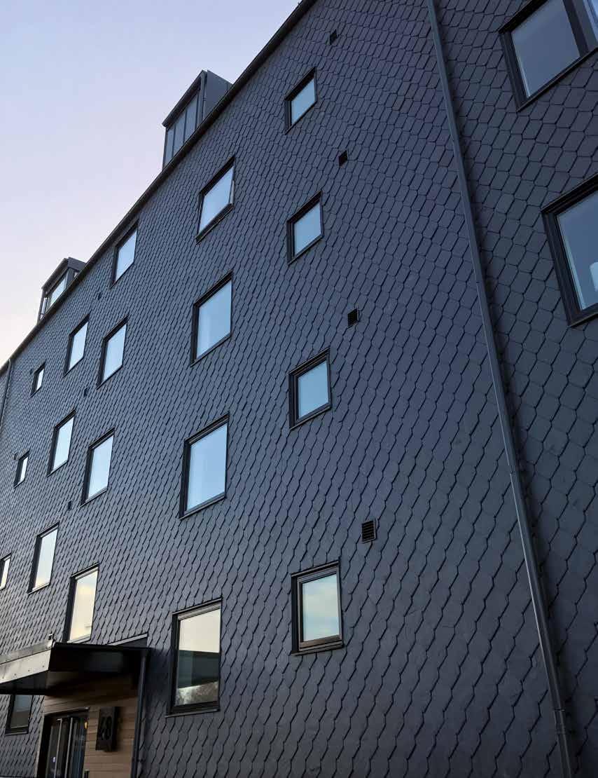 Skiffer är plattor av natursten. Takskiffer på fasad ger möjlighet till nya formlösningar. Skiffer har minimalt Co2-avtryck. Naturstensfasad som är lätt att montera och rita in.