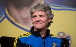 4 DAMFOTBOLL 3 p a) Pia Sundhage provade 1985 på proffsspel under sju månader i en italiensk stad vilken stad?