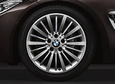 omfattar: Instegslister i aluminium med logo BMW Stolar i läder Dakota Sadelbrun med exklusivsöm, alternativt i läder Dakota Venetobeige med exklusivsöm, andra klädselalternativ fnns Fjärrkontroll