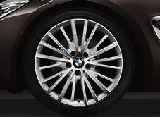 18" lättmetallfälgar Multieker 416, högglanspolerade 19'' lättmetallfälgar Multieker 399 med olika storlek fram/bak, fer fälgar fnns Emblem Luxury Line på sidan Air Breather i högglanskrom,