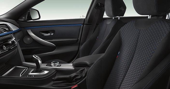 eller vit Fjärrkontroll med blå dekor Belysningspaket Modell M Sport för exteriören omfattar: M Aerodynamikpaket med frontspoiler, tröskelbreddare och bakspoiler med diffusorinsats i Dark Shadow