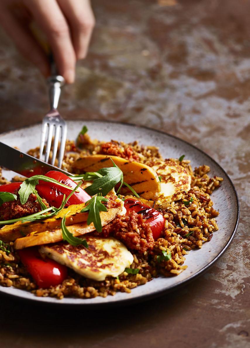 ONSDAG RIS- & SESAMMIX MED GRILLADE GRÖNSAKER, HALLOUMI OCH TOMATPESTO 1 pkt Risenta ris- & sesamblandning 1 skivad paprika 4 st salladslökar 1 skivad sötpotatis 400 g halloumi 50 g ruccola 100 g