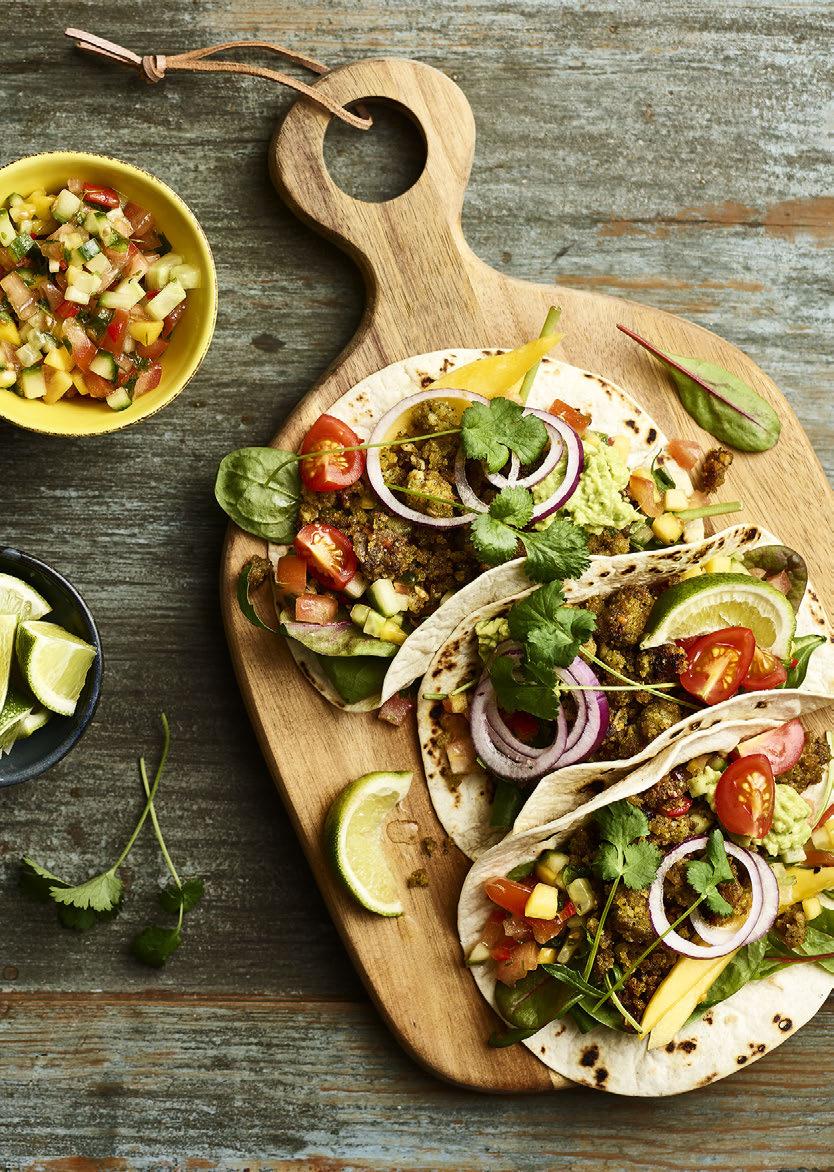 FREDAG GRÖNA TACOS MED AVOCADORÖRA OCH MANGOSALSA AVOKADORÖRA Mosa en avokado med gaffel, pressa över lite limesaft och 1 msk olivolja. Smaka av med salt och peppar.