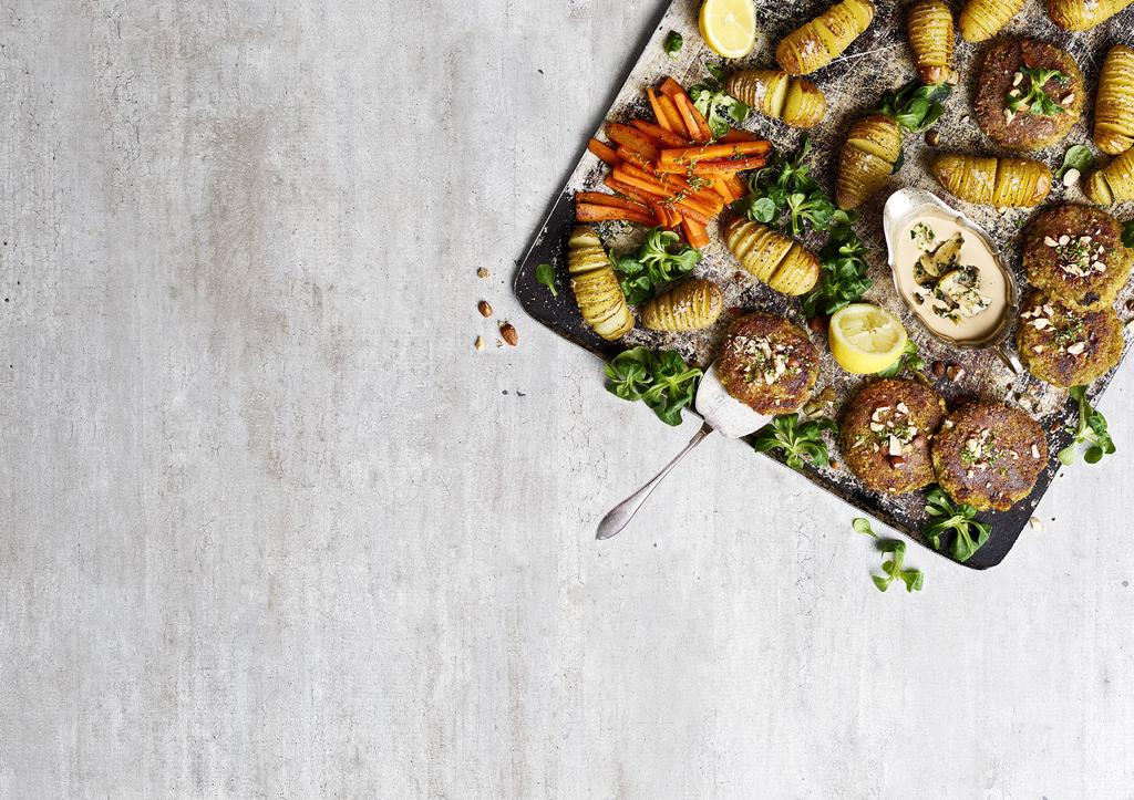 SÖNDAG KIKÄRTSBIFFAR MED HASSELBACKSPOTATIS OCH CHAMPINJONSÅS 1 pkt Risenta kikärtsbiffar med hasselnöt & mandel 100 g champinjoner 1 hackad gul lök 1 dl grönsaksbuljong 1 dl vispgrädde 2 skivade