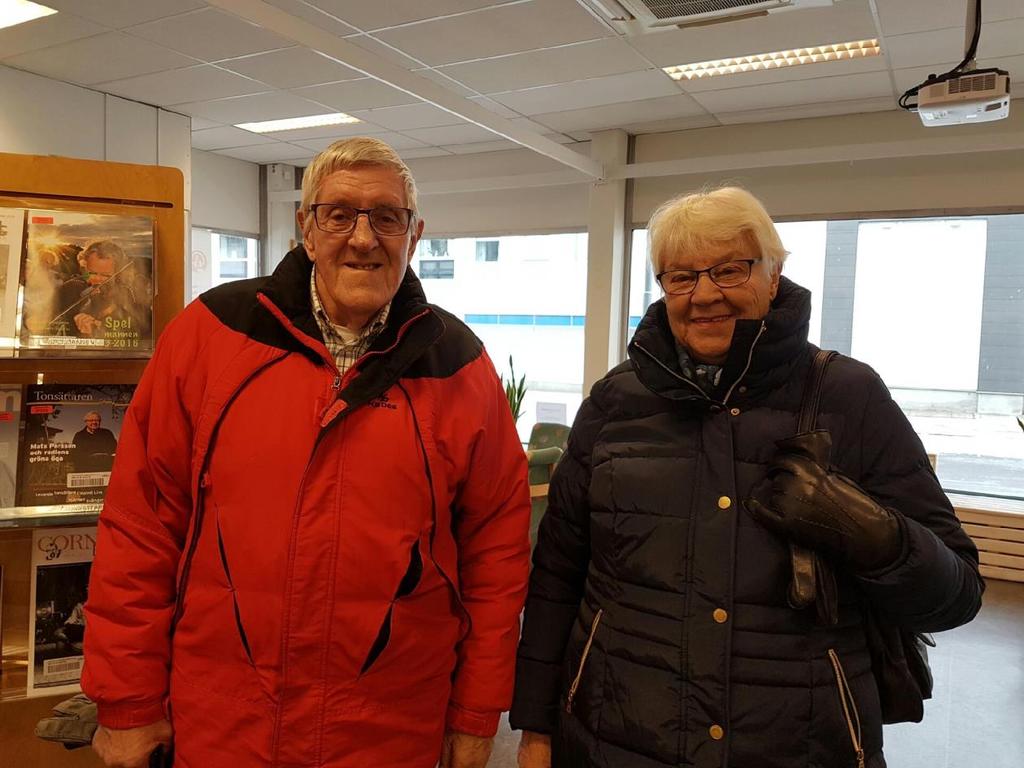 Två besökare bjöd på spontanallsång vid Arkivens dag i