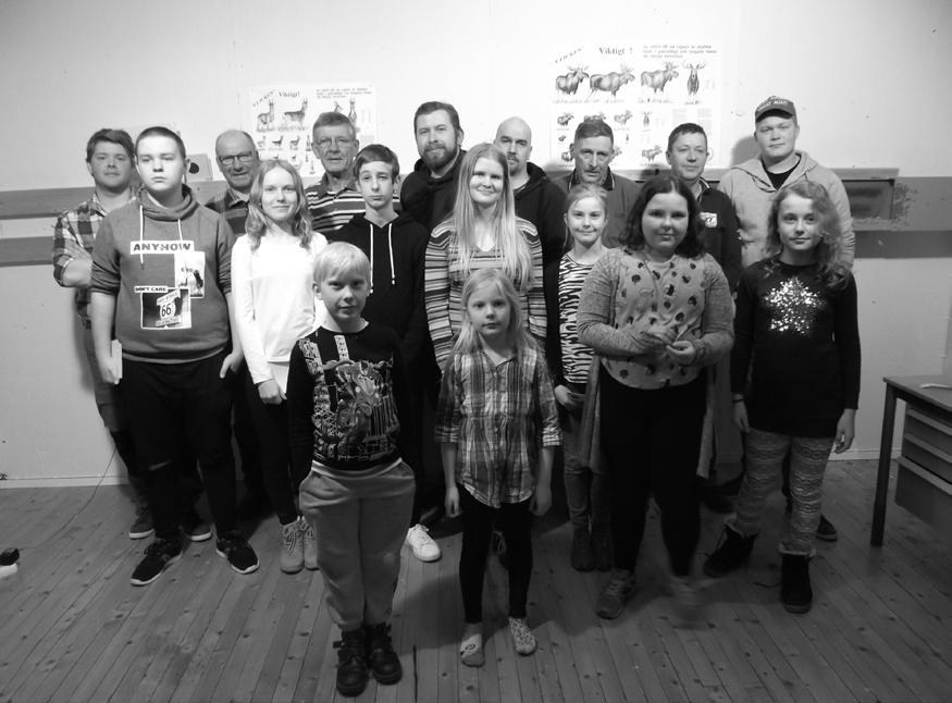 ÅRSMÖTESGÄNGET samlat före smörgåstårtan och vårfågelsdiskussionerna Här är alla 17 skyttar i årets klubbkamp.