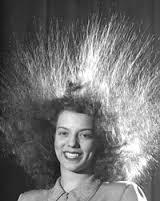 STATISK ELEKTRICITET Statiskt elektricitet - Du kammar dig: Kammen sliter loss elektroner från ditt hår.
