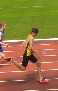 Utomhus på hemmaplan tog han guld på 80m och 300m på 300m slog han också ett inofficiellt svenskt rekord med tiden