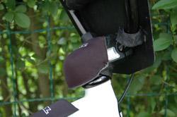 Cykelns utrustning. Skyddande vaddering finns till cykelns övre ramrör, styrhuvud och styrets tvärgående rör, den s.k. fågelpinnen.