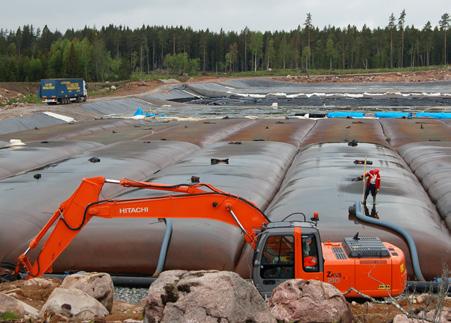 Järnsjön och Svartsjöarna i Kalmar län och Skutskärs hamn. Tv: Avvattning och deponering av fibersediment i geotuber, Svartsjöarna, th: fibermassor.