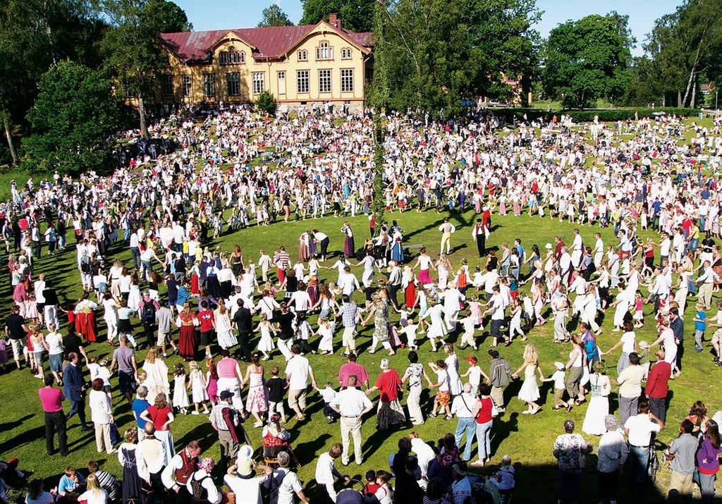 Midsommar på Nääs. Foto: Bianca Rösner September och oktober I slutet av oktober eller början av november har skolorna stängt och barnen är lediga i en vecka. Det kallas höstlov eller läslov.