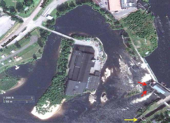 TILTAK FOR Å REETABLERE TOVEIS KONNEKTIVITET... Figur 1. Oversiktsbilde over Forshaga kraftstasjon. Røde piler angir plassering påeksisterende fiskeinnganger til fisketrappa.