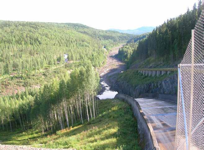 DEL 1 Figur 25. Höljes damm och kraftverk ligger längst upp i norra Värmland och är den klart största och viktigaste kraftproducenten i vattendraget.