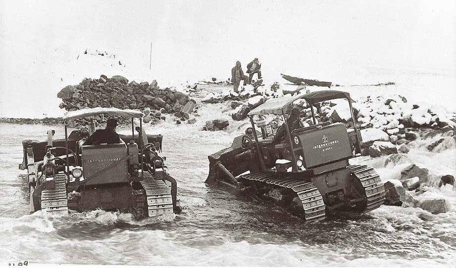 DEL 1 Figur 33. Flottningsrensning med bulldozer. Foto Johan Brun. sedan på vatten så att stenarna sprängdes sönder.