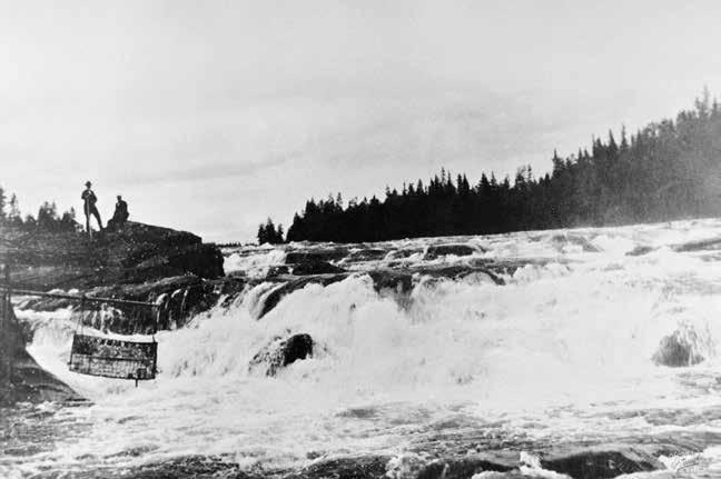 DEL 1 Figur 50. Vid Långflon/Sandkilfossen på gränsen till Norge användes förr ett hoppfiske (korgfiske) efter lax och öring (Törnquist 1940). Foto: Trysil bibliotek arkiv. Figur 51.