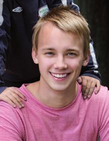 När en människa hälften så stor som jag sträcker sig upp och söker min hand med sin, då känns det som jag har världens bästa jobb. Eller när jag får en bamsekram, då blir man varm.