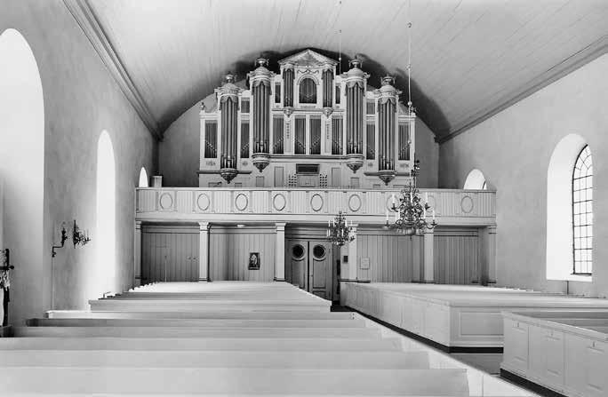 Fig. 58. Rappestads kyrka mitt på Östgötaslätten ritades och byggdes av Örebrobyggmästaren Erik Fredberg 1800 07. Den hör till de bäst bevarade nyklassicistiska kyrkorna i landet.