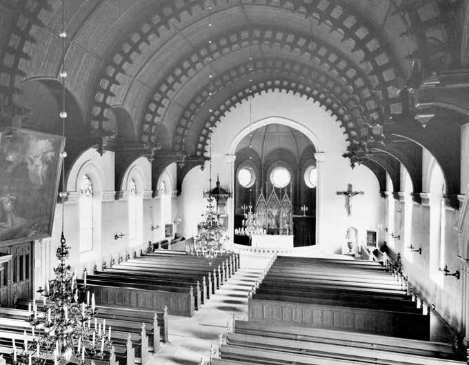 Fig. 66. Åtvids stora kyrka, interiör mot koret. I Åtvids socken i södra Östergötlands skogsbygd byggdes en ny kyrka 1880 85 efter ritningar av Adolf Emil Melander.