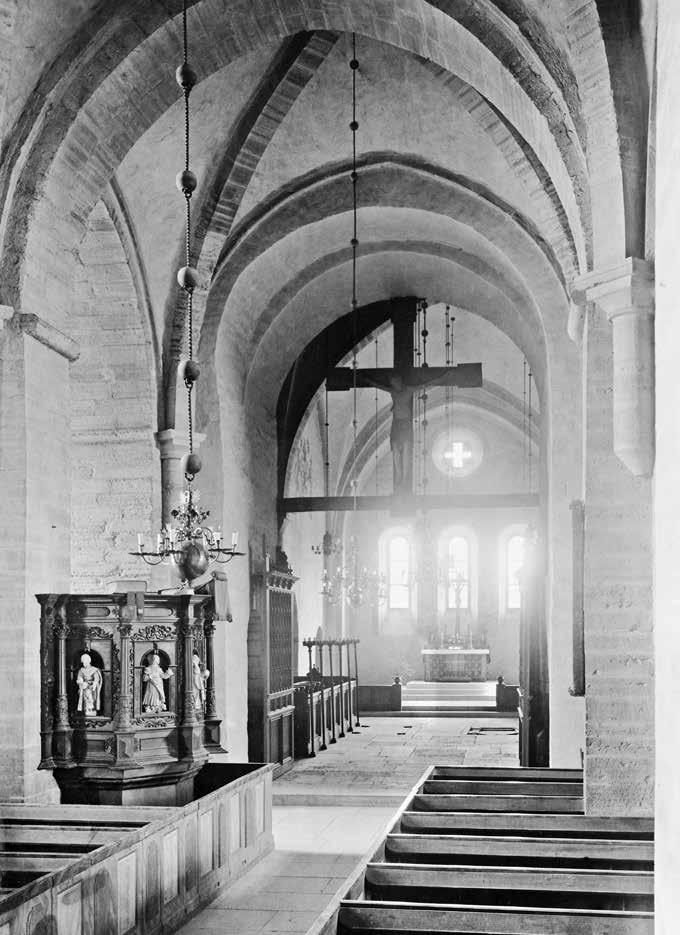 Fig. 72. Vreta klosterkyrka, interiör mot koret. Den äldsta romanska kyrkan fick före 1248 ett nytt korparti i cisterciensisk stil.