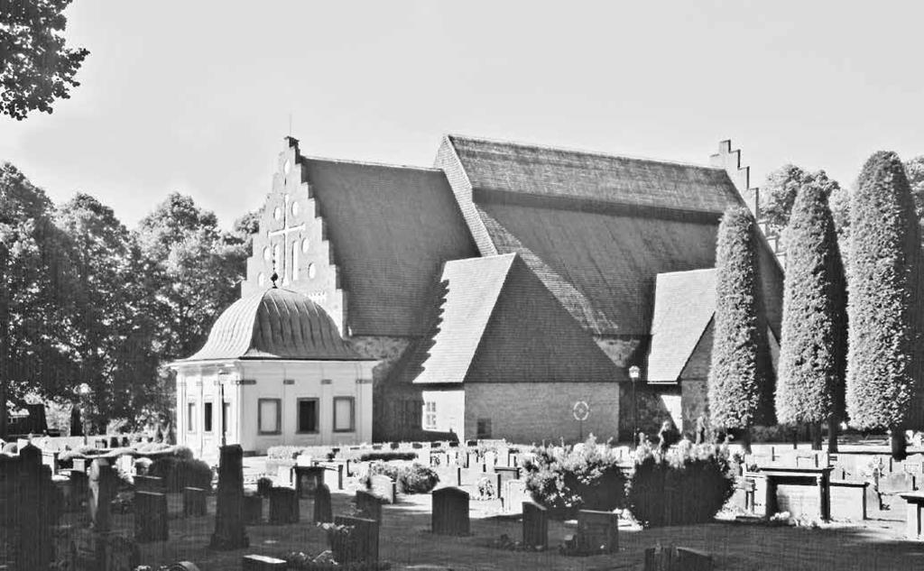 Fig. 74. Åtvids gamla kyrka, exteriör från söder. Den senmedeltida kyrkan utom koret och det intilliggande gravkoret, byggt 1726, revs delvis och iordningställdes som ruin 1887.
