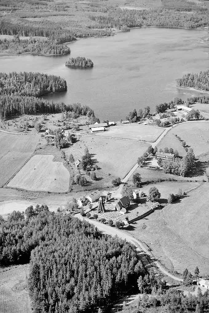 Fig. 7. I Tidersrum finns en av landets ytterst få bevarade medeltida träkyrkor.