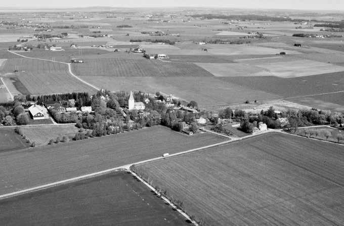 Fig. 8. Bjälbo kyrka markerade själva centrum i folkungarnas medeltida rike vars makt i mångt och mycket byggde på de naturliga förutsättningar som Vadstenaslätten erbjöd.