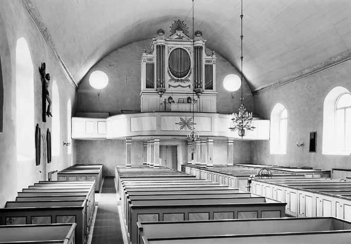 Fig. 11. Norra Vi kyrka i landskapets södra del byggdes 1771 74. Den föregicks av minst två medeltida kyrkor på samma plats. Bänkinredningen i tolv kvarter är bevarad, vilket är mycket ovanligt.