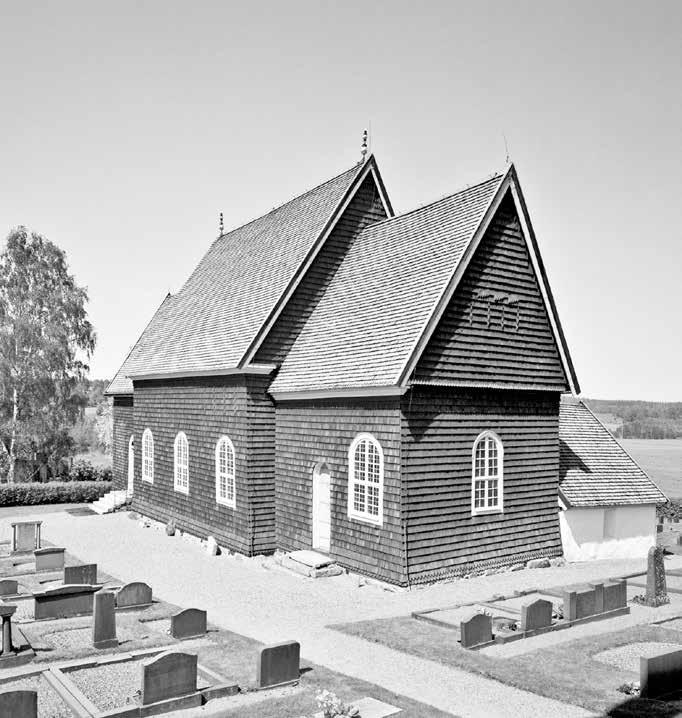 Fig. 14. Tidersrums kyrka. Kyrkan är den enda medeltida träkyrka som bevarats i Östergötland och innehåller timmer som dendrodaterats till 1264. Sakristian av sten är en senare medeltida tillbyggnad.