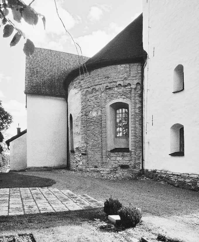 Fig. 20. Av rundkyrkan i Vårdsberg återstår ännu det romanska rundhuset, som här ses från norr. Till vänster i bild syns den norra korsarmen i det under 1200-talet byggda koret.