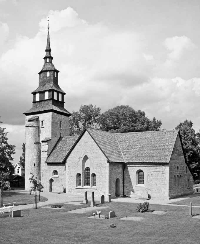 Fig. 21. Örberga kyrkas äldsta del är långhuset samt tornet med sina båda trapptorn, vilka innehåller virke avverkat vintern 1117 18. Under tornet har påträffats tidiga s.k. patronusgravar.