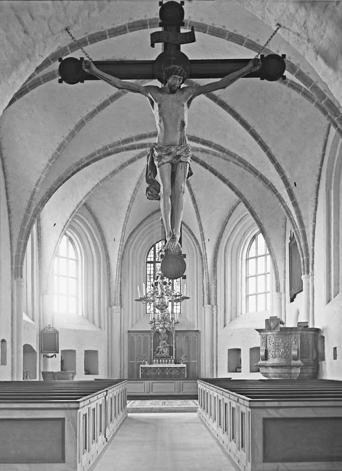 Fig. 28. Interiör mot öster av koret i Askeby kyrka. Den romanska kyrkan förlängdes med ett gotiskt kor cirka 1400. Det nya koret har eleganta kryssvalv och profilerade fönsteromfattningar.