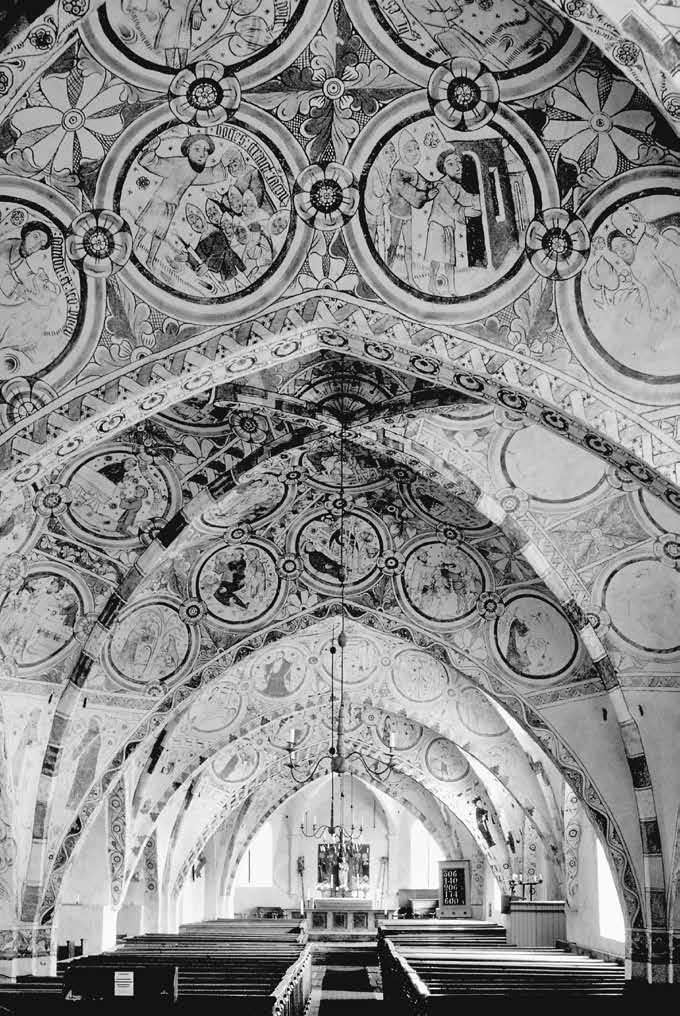 Fig. 2. Interiör mot öster av Risinge gamla kyrka. Samtliga av kyrkans fem medeltida kryssvalv är prydda av kalkmålningar, inkomponerade i rundlar.