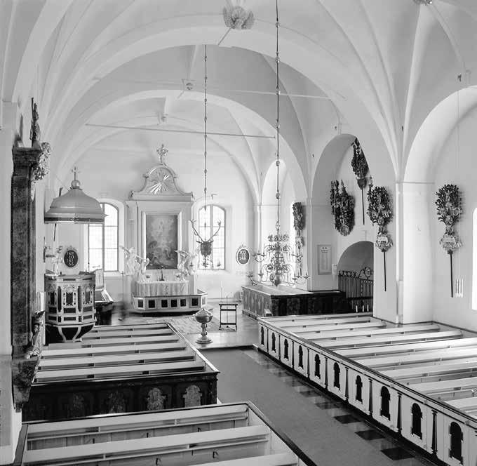 Fig. 36. Kimstads kyrka, patronat till Löfstad slott, stod färdig 1734. Det breda, ljusa rummet täcks av vackra men för tiden något ålderdomliga tegelvalv.