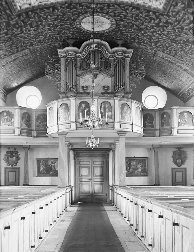 Fig. 37. Orgel och orgelläktare i Vists kyrka, båda vackert samkomponerade. Orgelns verk och fasad byggdes 1746 av den i socknen födde Jonas Wistenius.